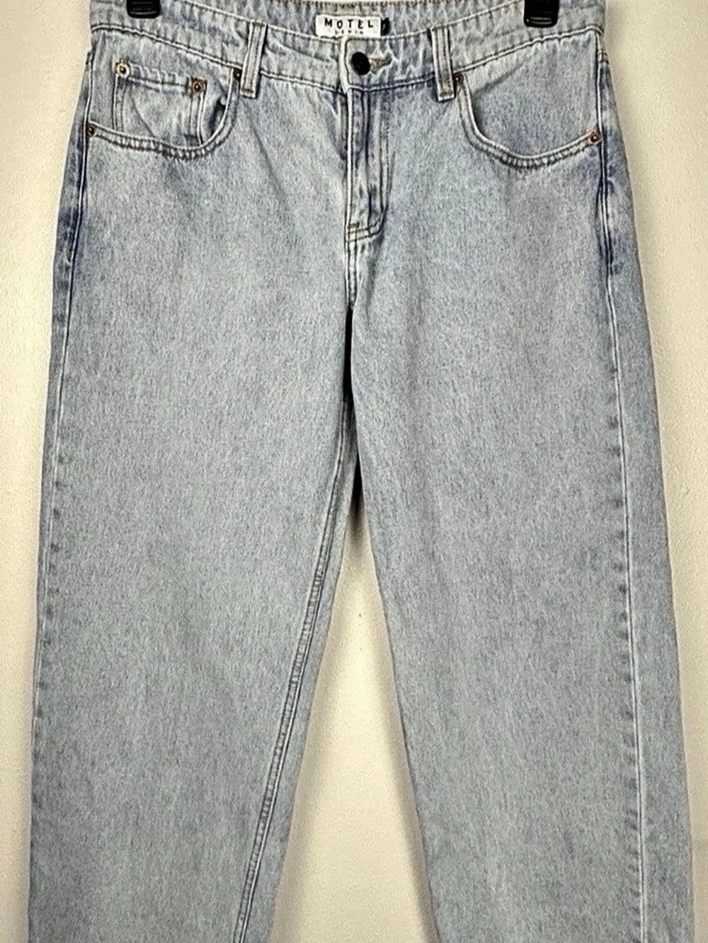 Motel Women’s Short Straight Leg Jeans Denim Jeans Waist 33 light washed Wide le